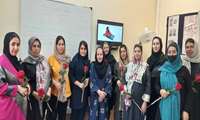  تقدیر و اهداء گل به زوجین کلاس ازدواج و مادران باردار به مناسبت هفته ملی جمعیت