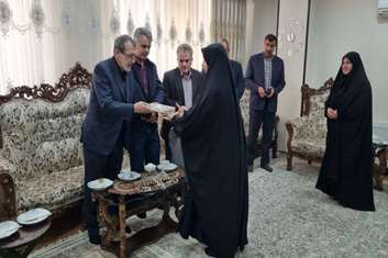 دیدار مسئولین دانشگاه علوم پزشکی ایران با همسر شهید جنگ رمضان شهید حسین رضائی