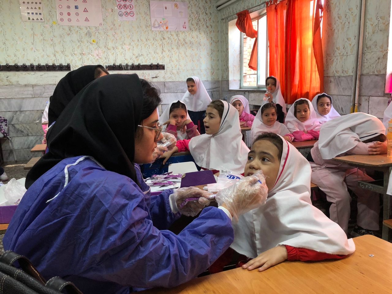 اجرای برنامه وارنیش فلورایدتراپی و معاینه دهان و دندان در مدارس ابتدایی شهرستان قدس