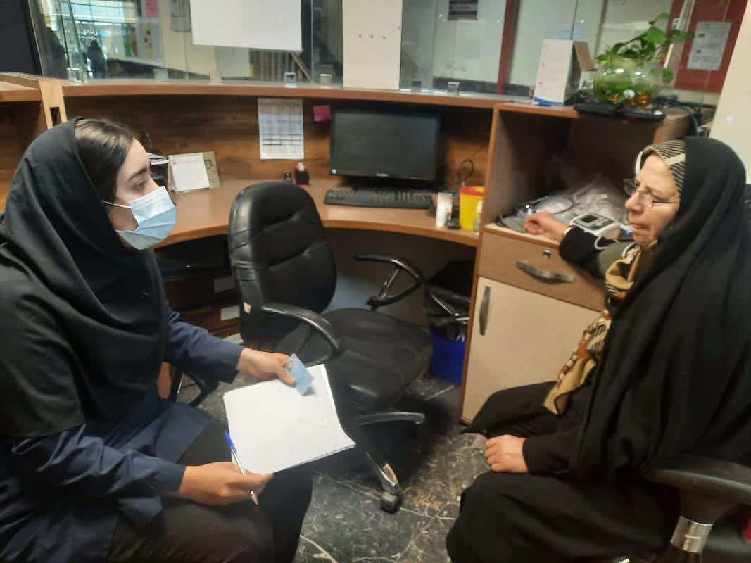 برپایی غرفه ارائه خدمات سلامت به افراد میانسال و سالمند در بیمارستان ۱۲ بهمن شهرستان