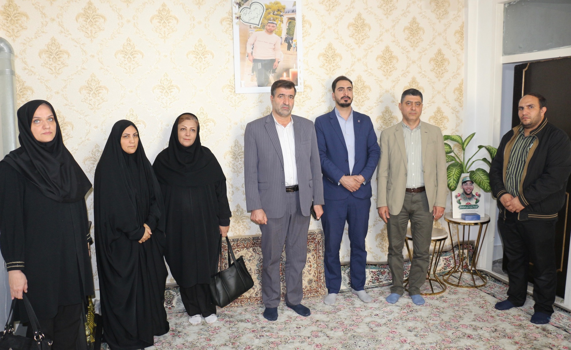 تجلیل سرپرست شبکه بهداشت و درمان شهرستان قدس از خانواده شهید گشانی به مناسبت هفته بسیج