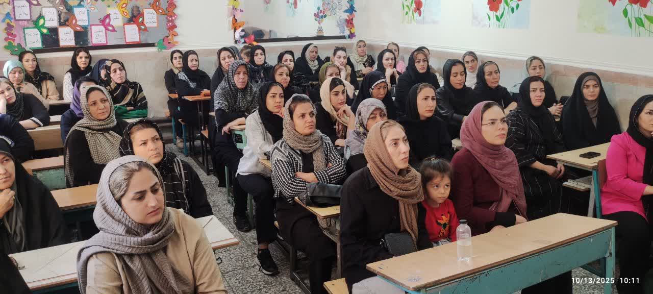 ارائه بسته‌های خدمتی سلامت به اولیا و مربیان مدارس شهرستان قدس به مناسبت هفته ملی سلامت زنان