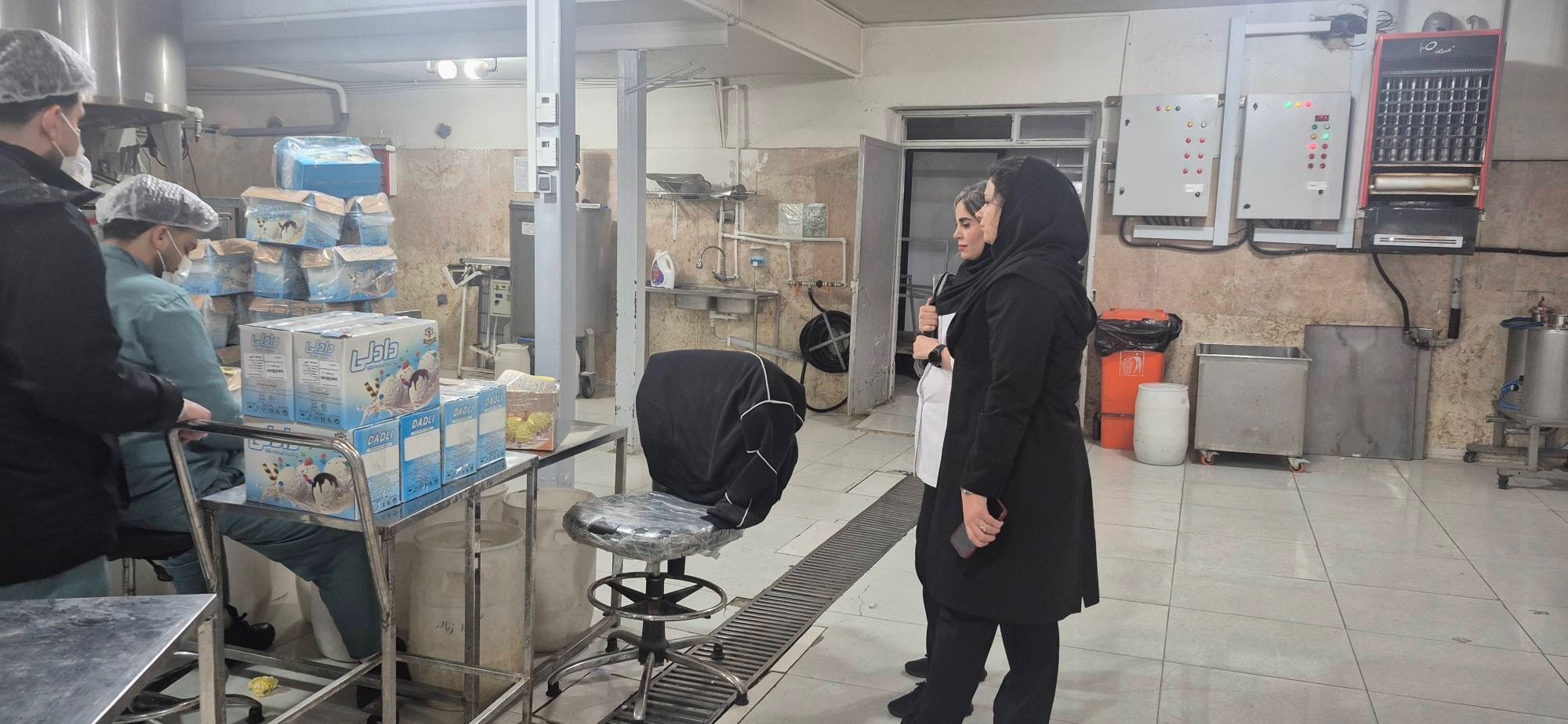 بازدید کارشناسان واحد نظارت بر موادغذایی شبکه بهداشت و درمان قدس ازکارخانه های تولید مواد غذایی به منظور نظارت بر خطوط تولید؛ تضمین کیفیت و سلامت محصولات غذایی در شرایط حساس
