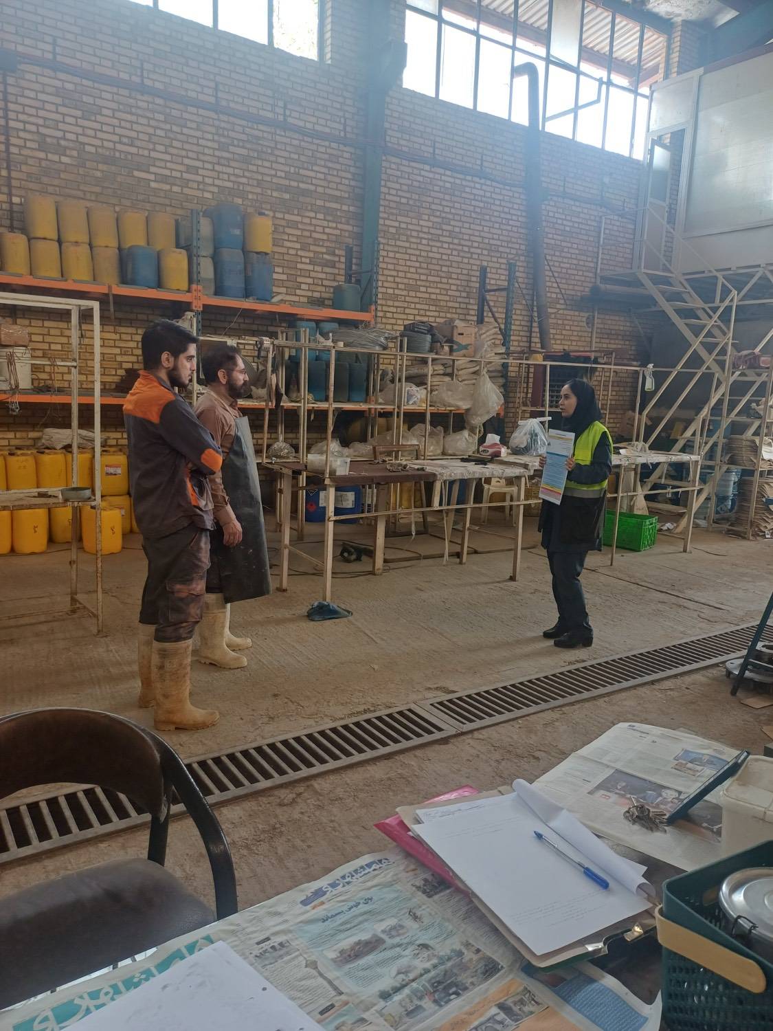 اتقاء ایمنی کارگاه‌ها با آموزش اطفاء حریق و آشنایی با SDS مواد شیمیایی توسط کارشناسان بهداشت حرفه ای شبکه بهداشت قدس