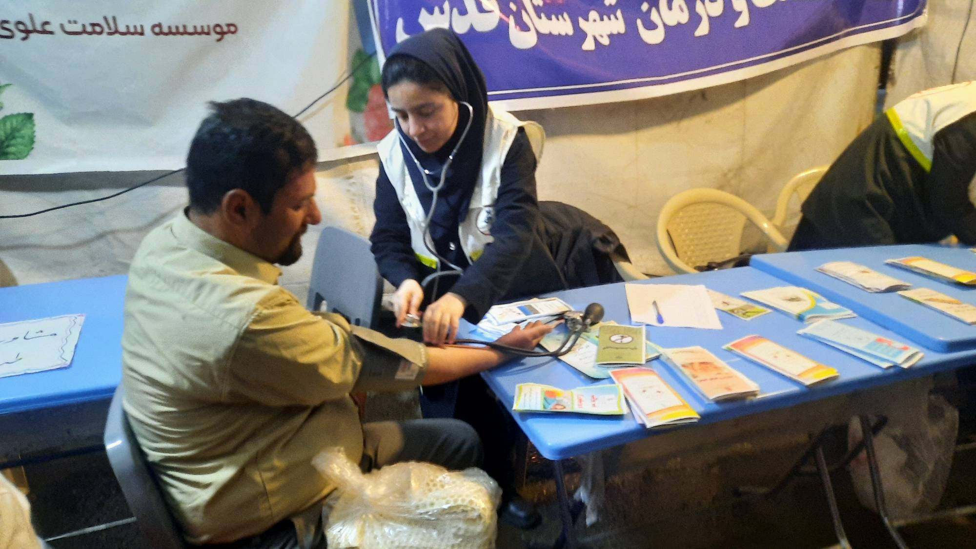 میز خدمت شبکه بهداشت و درمان شهرستان قدس، همزمان با پنجاه و یکمین شب اجتماع مردم انقلابی شهرستان در میدان امام خامنه‌ای (قدس‌سره) برگزار شد.
