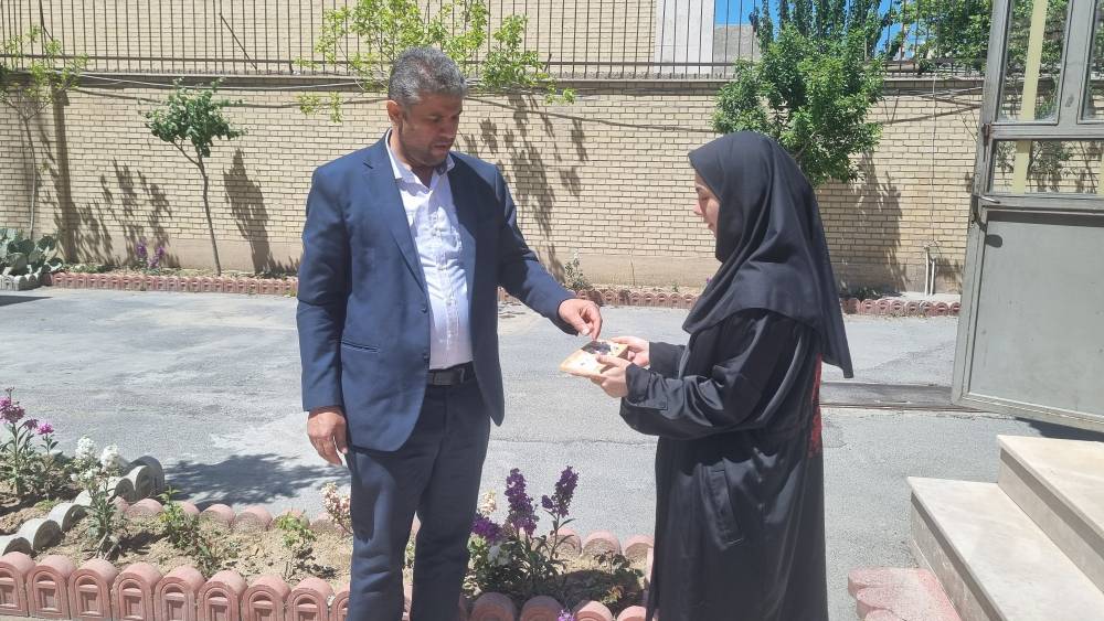 اجرای طرح سلامت کارکنان و توزیع مکمل ویتامین D در شبکه بهداشت و درمان شهرستان قدس