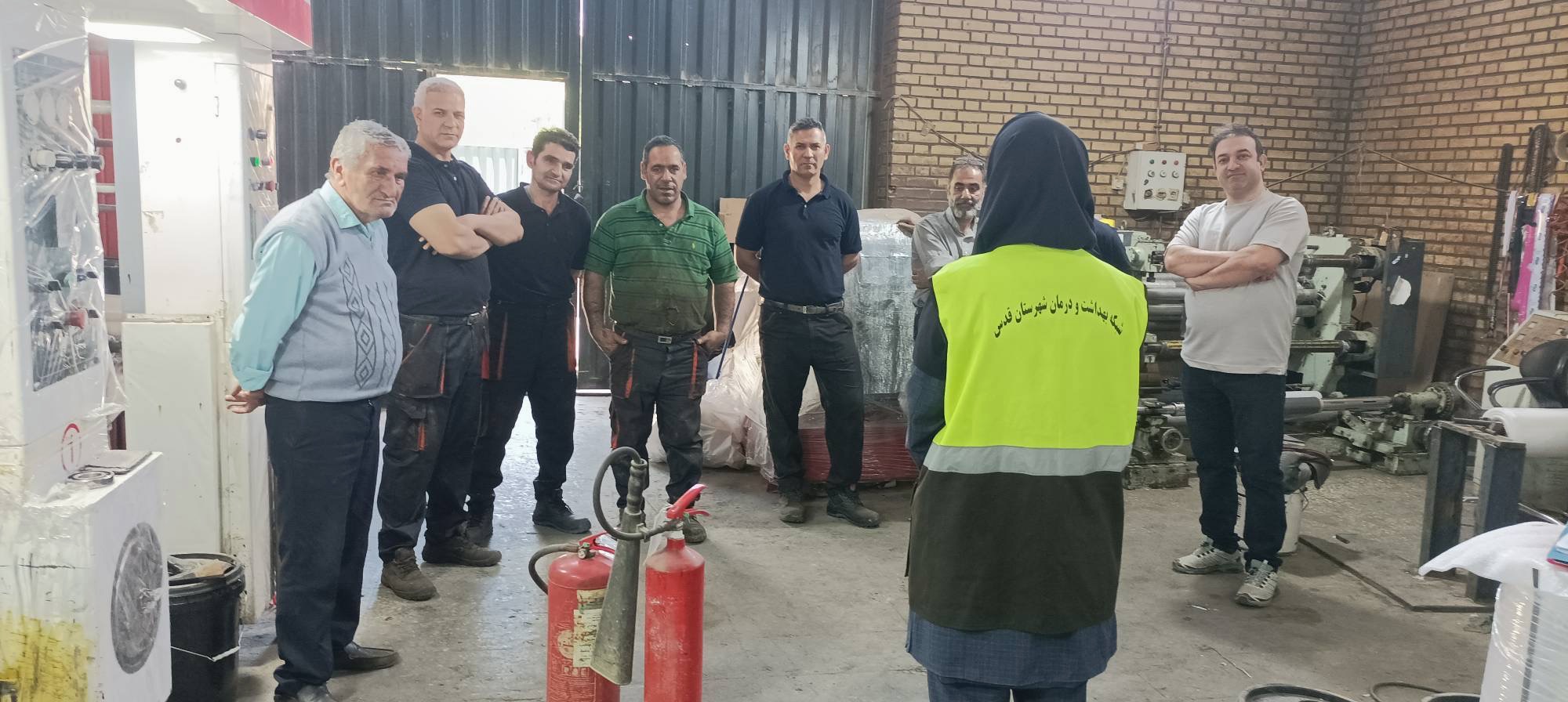 بازدید کارشناسان بهداشت حرفه‌ای شبکه بهداشت قدس از صنایع دارای مواد شیمیایی