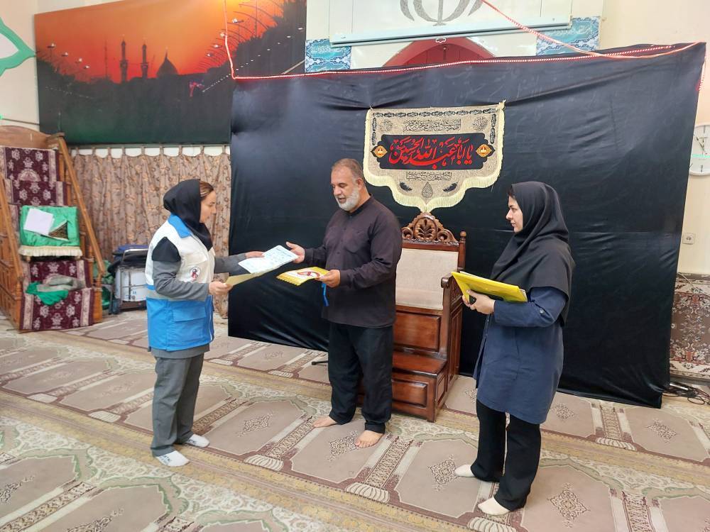 بازدید کارشناسان بهداشت محیط و حرفه‌ای از مساجد اسکان زائرین همزمان با نزدیک‌شدن به مراسم وداع و تشییع رهبر شهید انقلاب