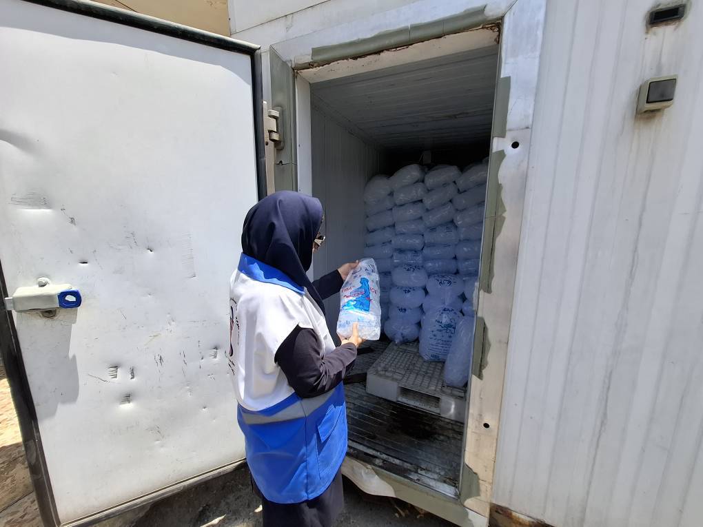  انجام نظارتهای بهداشتی کارشناسان بر وضعیت کارخانه یخ ویژه ایام برگزاری مراسم وداع و تشییع قائد عظیم الشان شهید انقلاب اسلامی