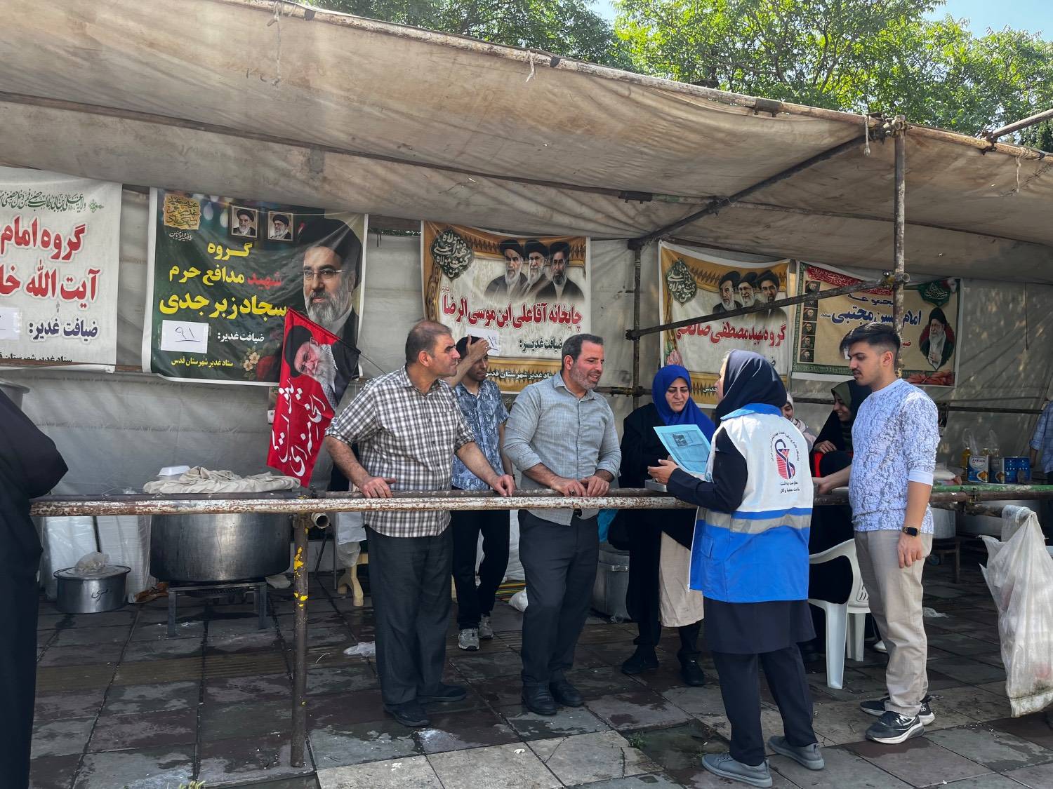 نظارتهای بهداشتی ویژه بر برگزاری مراسم مهمانی بزرگ عید غدیر (صبح و شب) توسط کارشناسان بهداشت محیط شبکه بهداشت و درمان شهرستان قدس