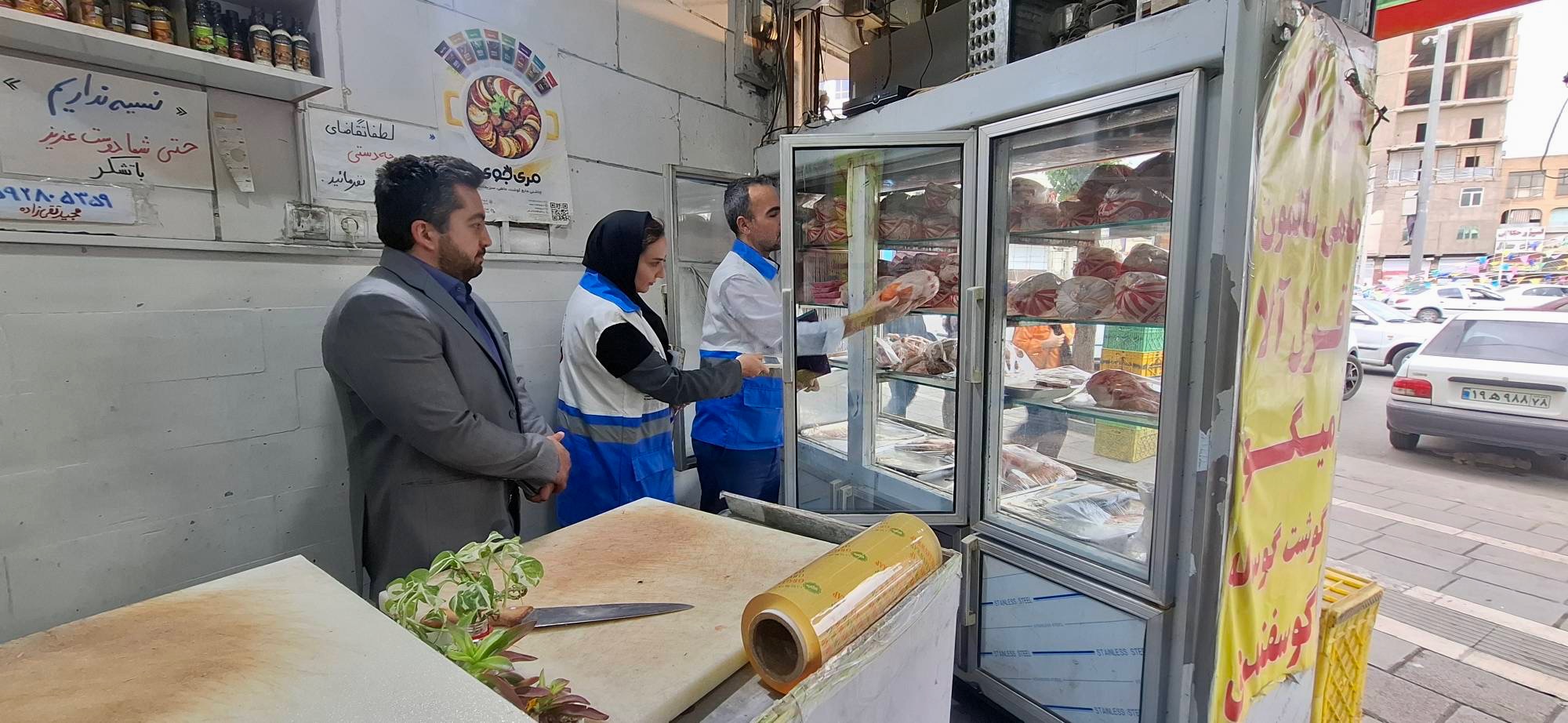 گشت مشترک نظارتی در شهرستان قدس؛ کشف و معدوم‌سازی ۹۶۰ کیلوگرم مواد غذایی غیربهداشتی