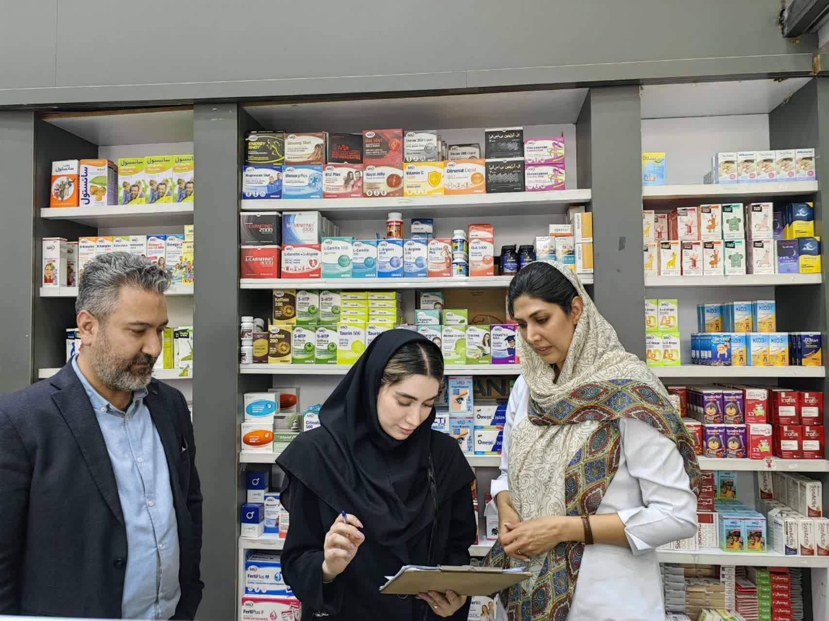 بازدید میدانی مسئول امور دارویی و نظارت بر داروخانه های شبکه بهداشت و درمان و نماینده فرماندار از داروخانه‌های شهرستان قدس با هدف نظارت بر تأمین و عرضه دارو