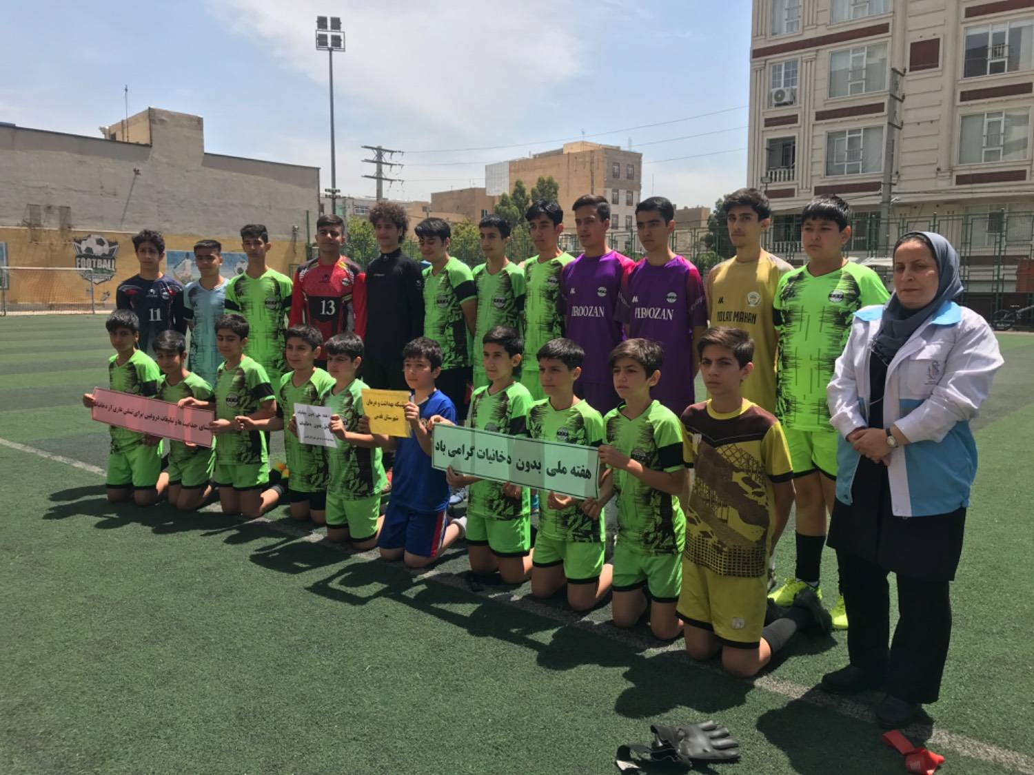 برگزاری جلسه آموزشی جهت ورزشکاران نوجوان در محل زمین چمن توسط کارشناسان شبکه بهداشت و درمان شهرستان قدس ویژه بزرگداشت هفته ملی بدون دخانیات سال ۱۴۰۵ 