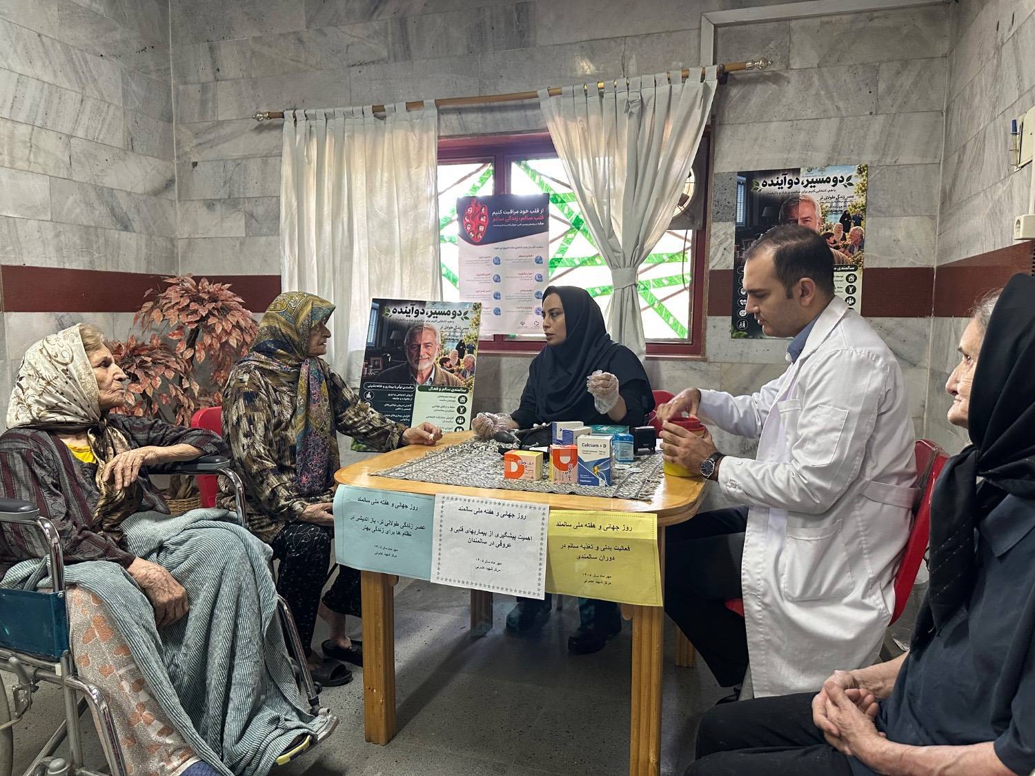 برپایی میز خدمت سلامت در مرکز نگهداری سالمندان کامرانی شهرستان قدس