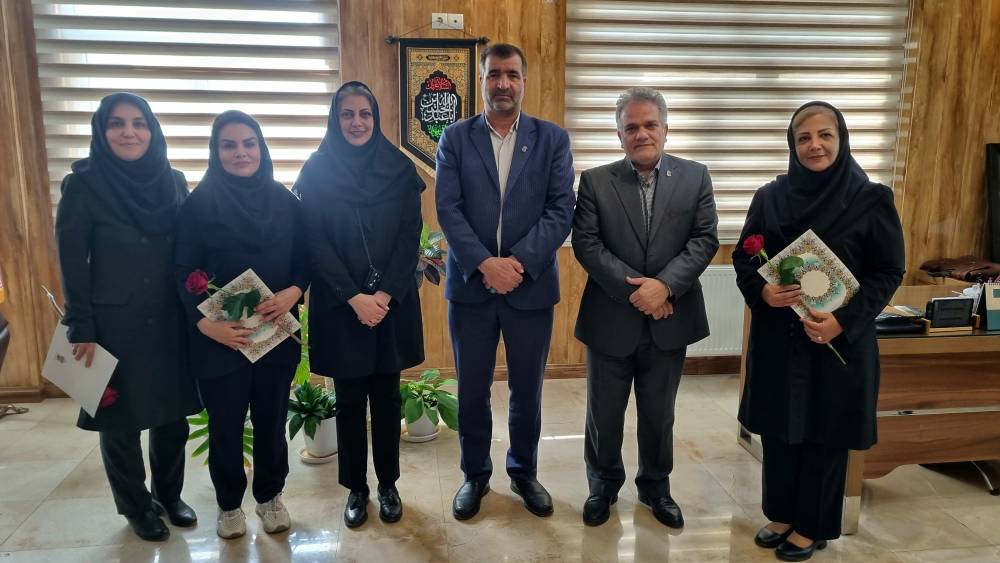 تجلیل از خانواده شهدای دفاع مقدس و ایثارگر در شبکه بهداشت و درمان شهرستان قدس